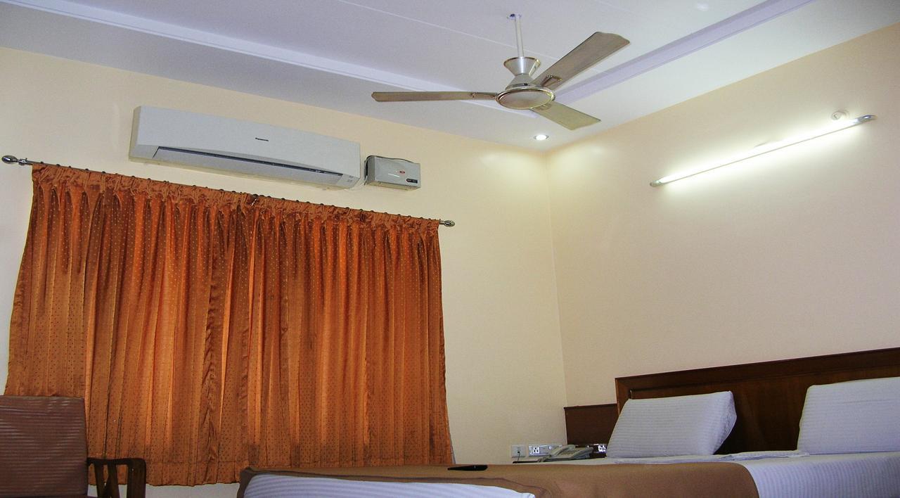 Athidhi Residency Hotell Tirupati Exteriör bild