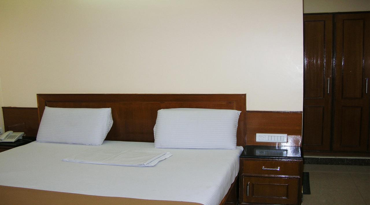 Athidhi Residency Hotell Tirupati Exteriör bild